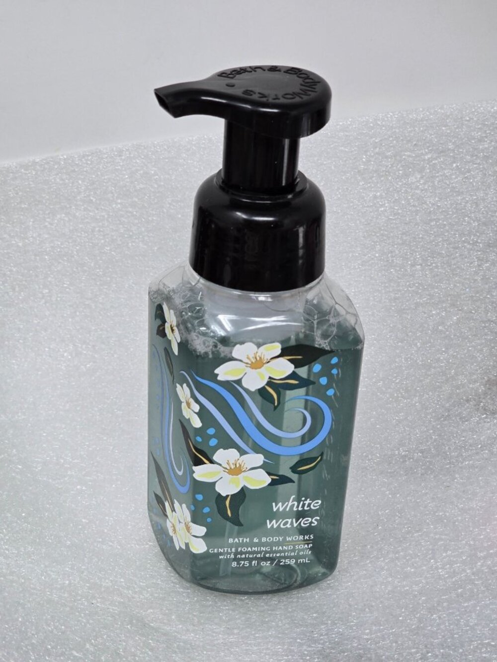 Bath & Body Works White Waves Gentle Foaming Hand Soap 8.75 Oz Essential Oils
